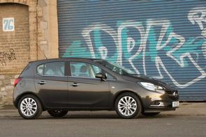Does the Corsa make noise when adjusting?