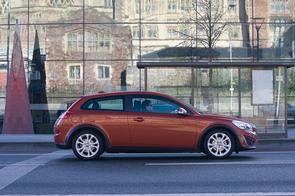 Does the 2012 C30 have a timing belt?