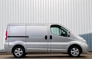 Would a Vivaro engine fit in a Trafic?