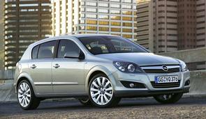 Does the 2008 Astra 1.4 have a belt or chain?