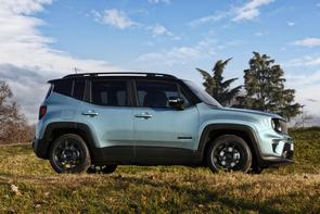 Does this Jeep Renegade have a belt or chain?