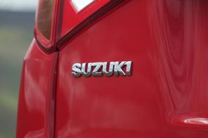 Does the engine come out to replace a Vitara's belt?