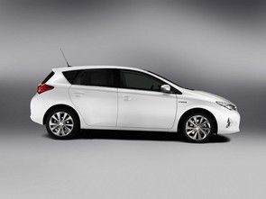 Looking at an auto Toyota Auris.