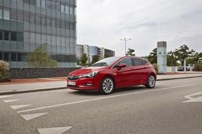Does a 2016 Astra 1.4 have a chain?