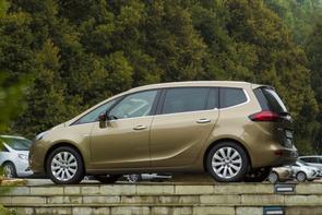 Does my Zafira have a belt or chain?