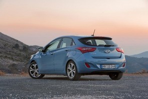 Can't decide between Auris and Hyundai i30...